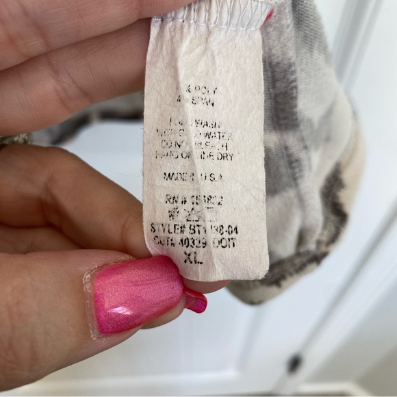 💋SOLD💋Bibi Women’s Animal Print Off the Shoulder Top Size XL - Picture 5 of 6